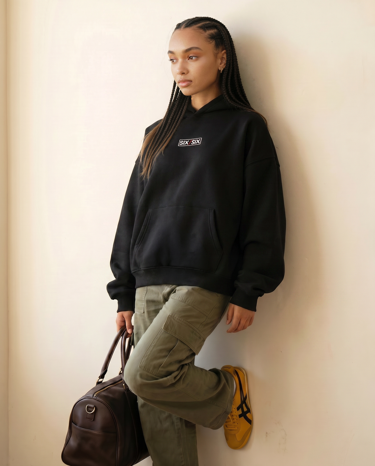 No Look — Female model editorial (Amara), Black #Model_F #Color_Black